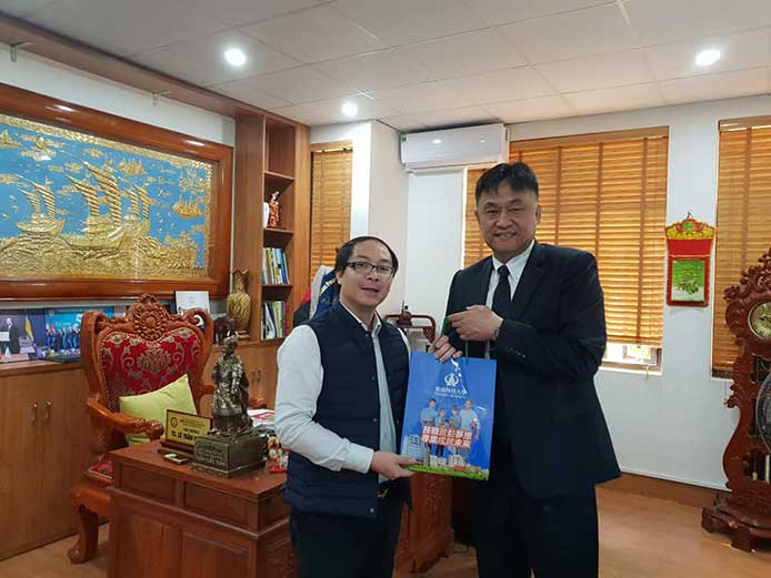 Thầy hiệu trưởng TS Lê Trần Ngọc chụp ảnh lưu niệm đoàn công tác trường Đại học khoa học công nghệ Đài Loan đến thăm và làm việc. 