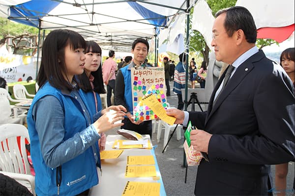 Có rất nhiều cách để du học sinh có thể kiếm việc làm thêm Nhà trường hỗ trợ